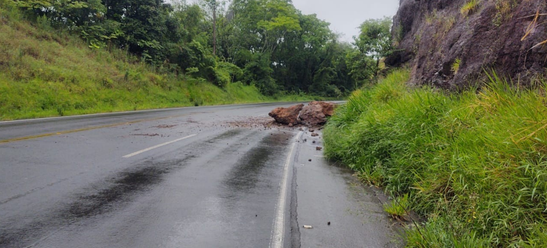 Pedras caem sobre a pista na SC-157 entre Formosa do Sul e Quilombo