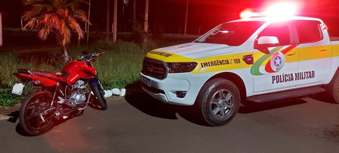 Motociclista sem habilitação tenta fuga, e acaba colidindo contra canteiro