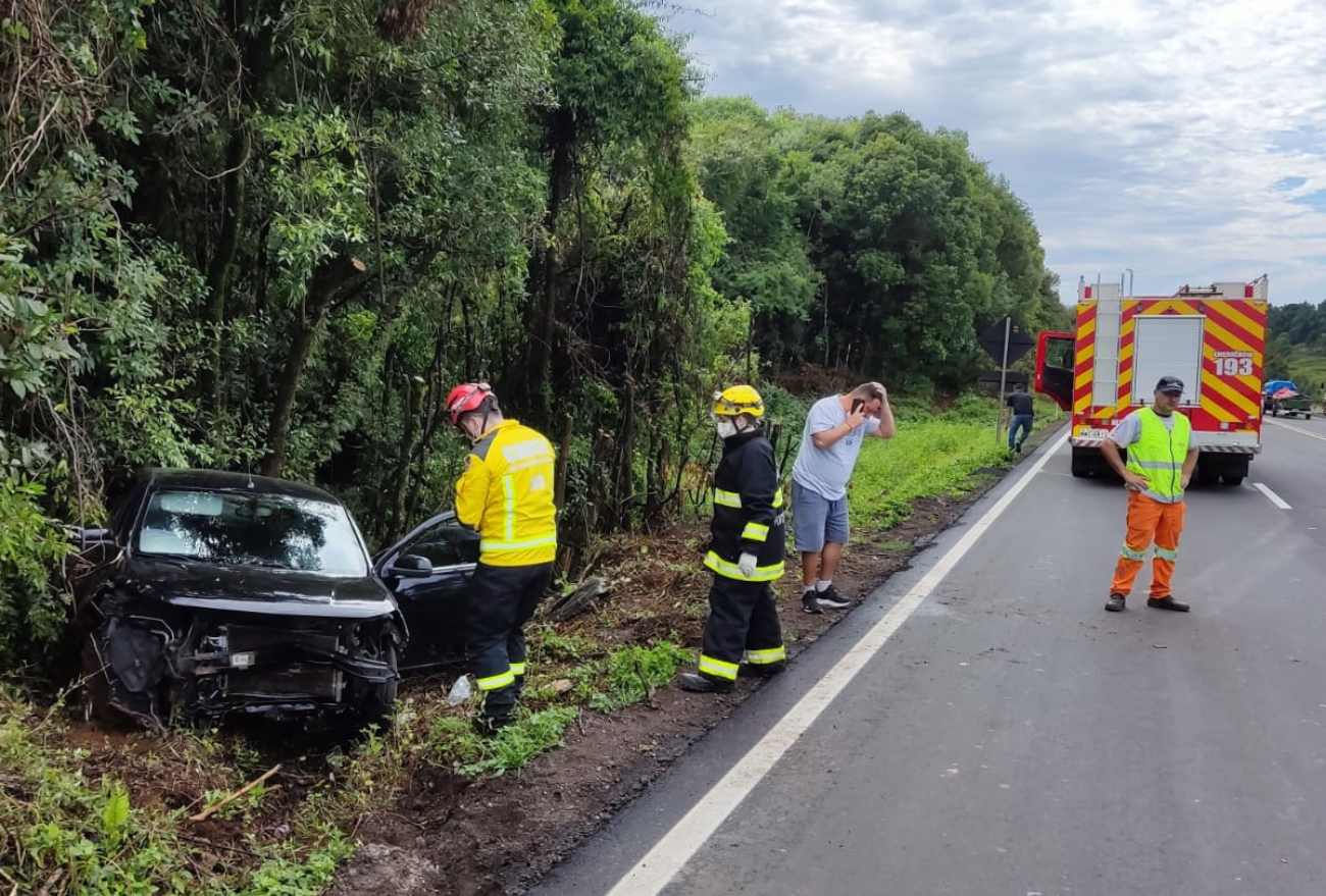 Veículo saí da pista na BR- 282 e deixa pessoas feridas, em Ponte Serrada