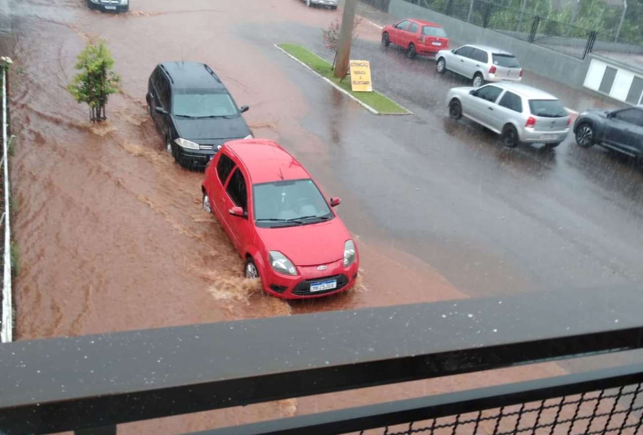 Chuva forte causa pontos de alagamento em Xanxerê
