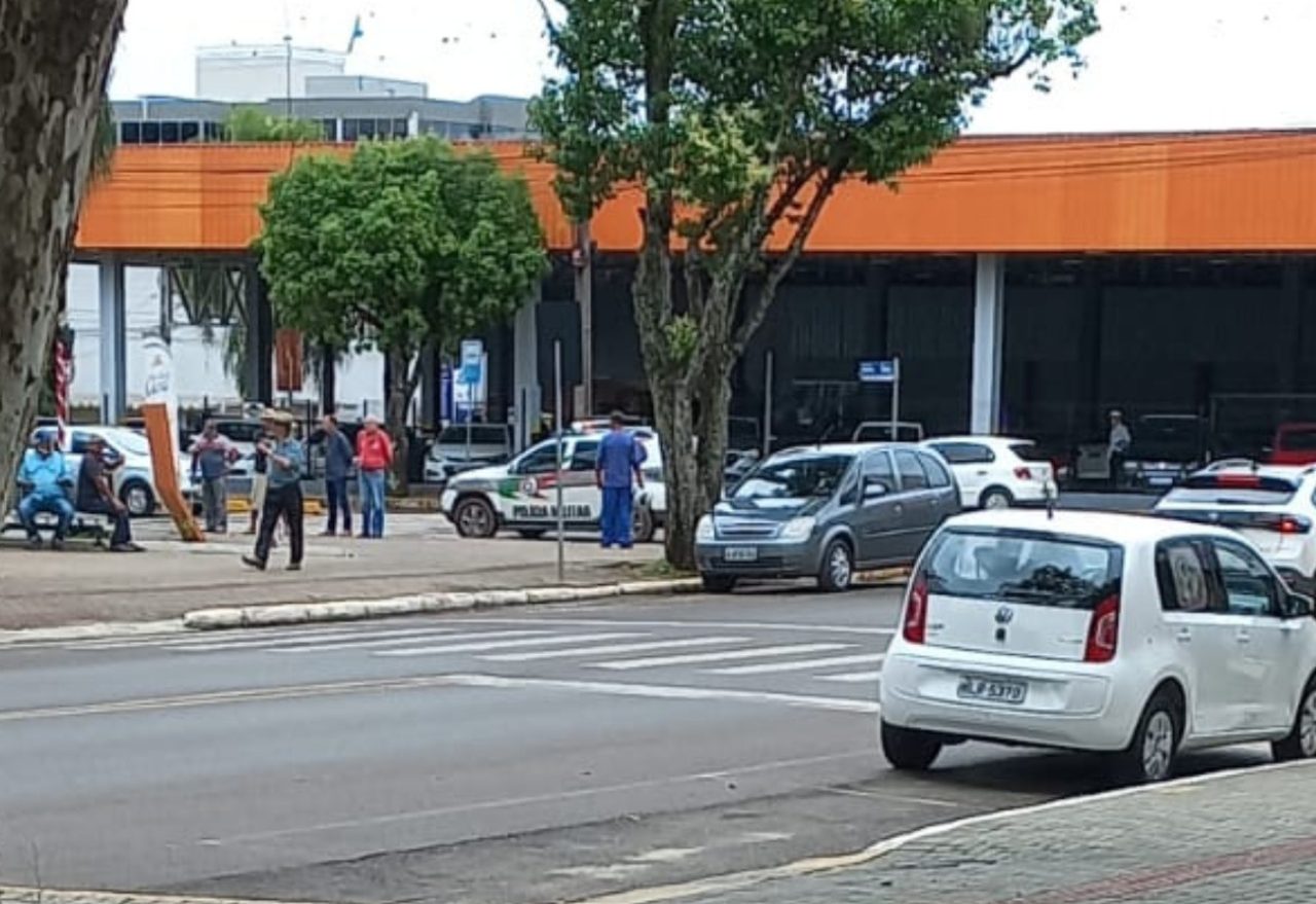 Urgente: mulher é esfaqueada na Praça Tiradentes, no Centro de Xanxerê