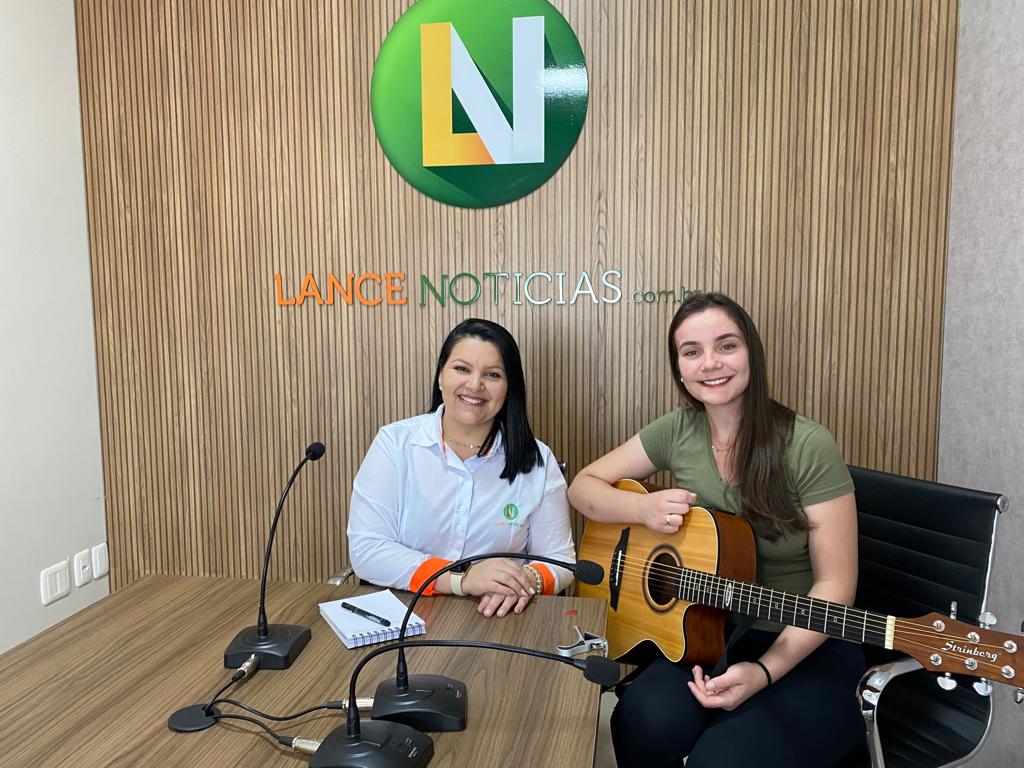 Ao vivo: cantora Beatriz Scanagatta fala sobre lançamento de videoclipe