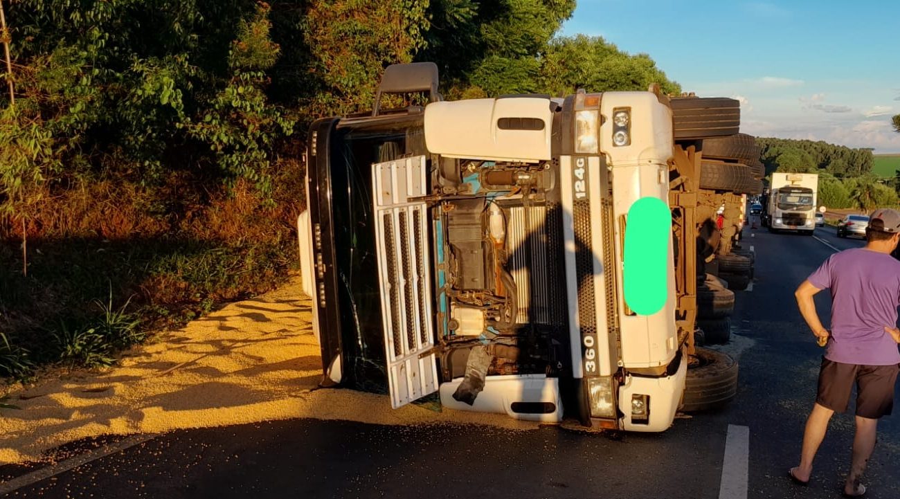 Carreta carregada de soja tomba na BR-282, em Xaxim