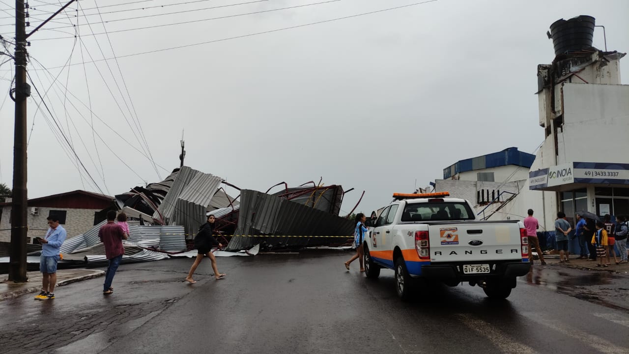 Fotos: empresa de Xanxerê fica destruída após temporal desta tarde (17)