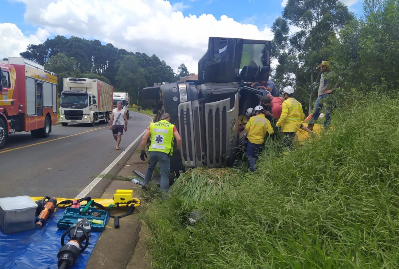 Motorista Fica Preso às Ferragens Após Tombamento De Carreta Na SC-157 ...