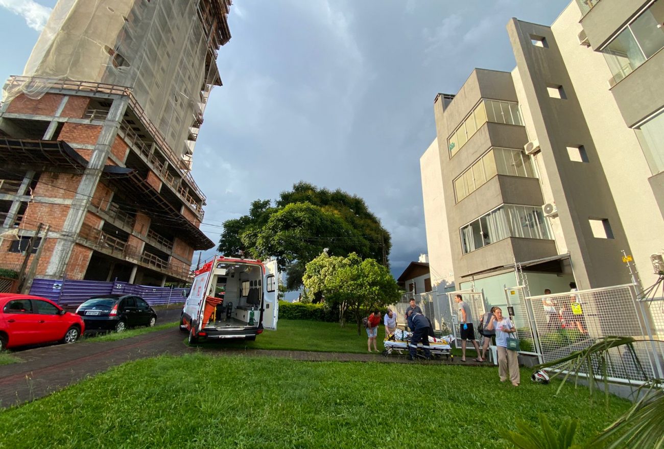 Fotos: mulher morre após parede de prédio cair sobre casa no Oeste