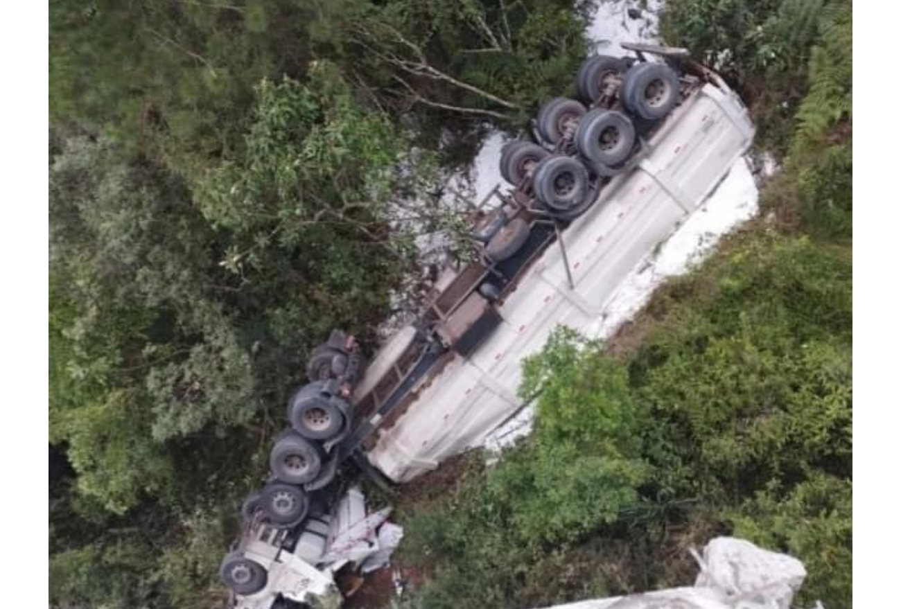 Casal de SC, que ocupava carreta, morre após veículo cair de ponte no Paraná