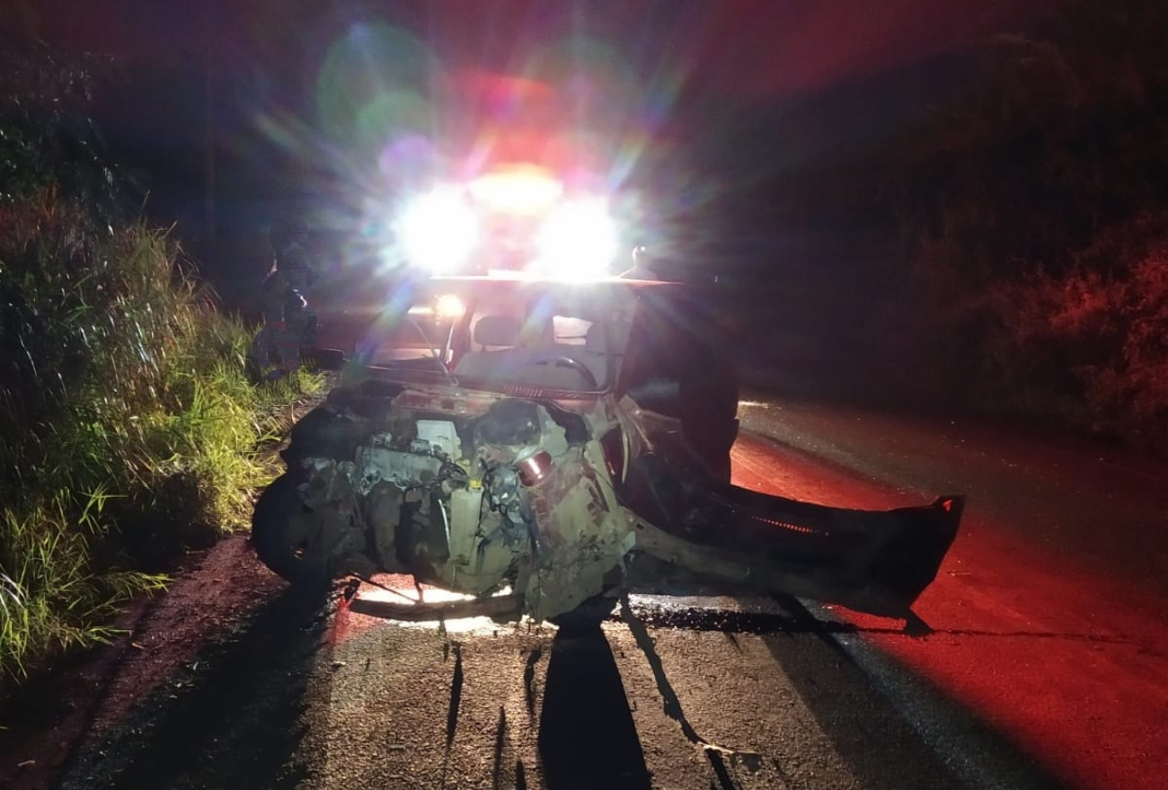 Motorista fica ferido em colisão entre carro e caminhão em Quilombo