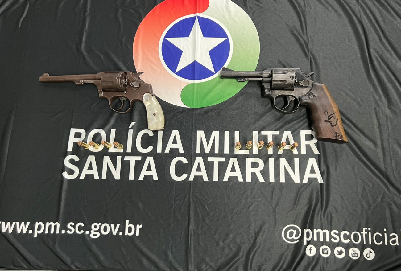 Polícia Militar conduz homens a delegacia por porte ilegal de armas