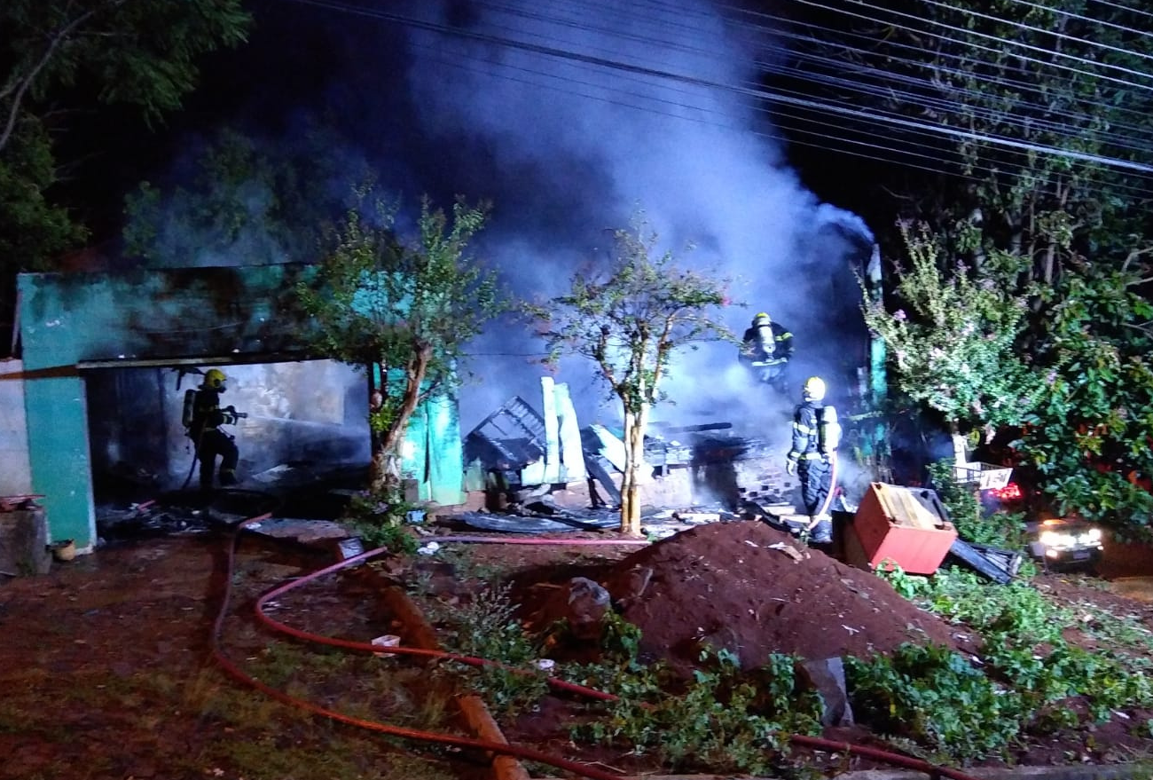 Residência é totalmente tomada pelas chamas em Chapecó