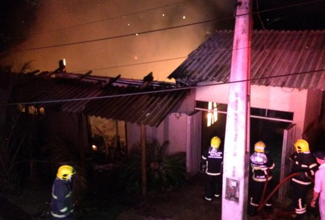 Incêndio em residência ocorre na madrugada desta segunda-feira (13), em Quilombo