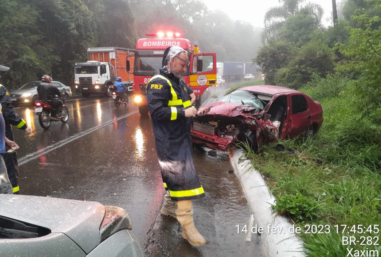 Condutor fica preso às ferragens em colisão na BR282 em Cordilheira Alta