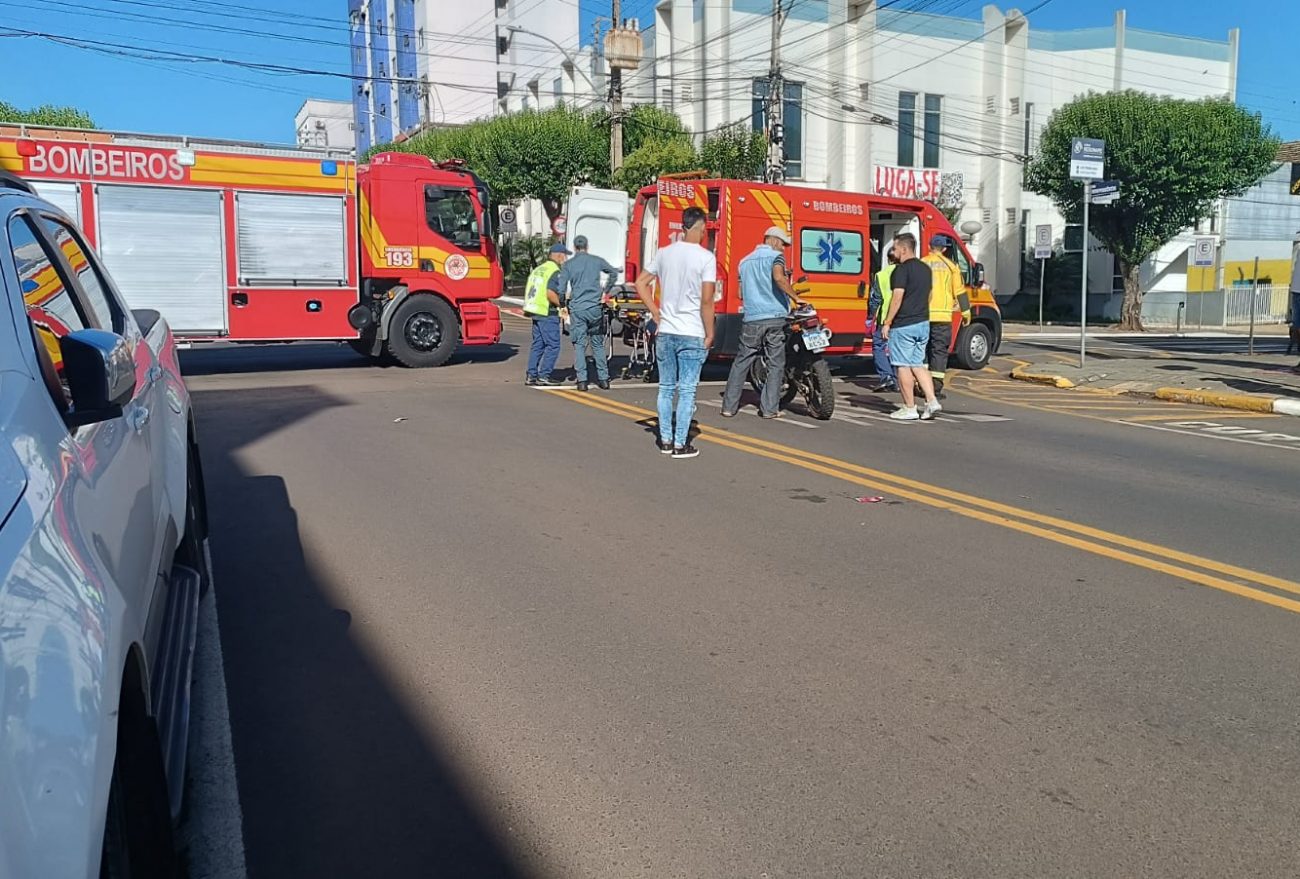 Caminhonete e motocicleta colidem em cruzamento no centro de Xanxerê