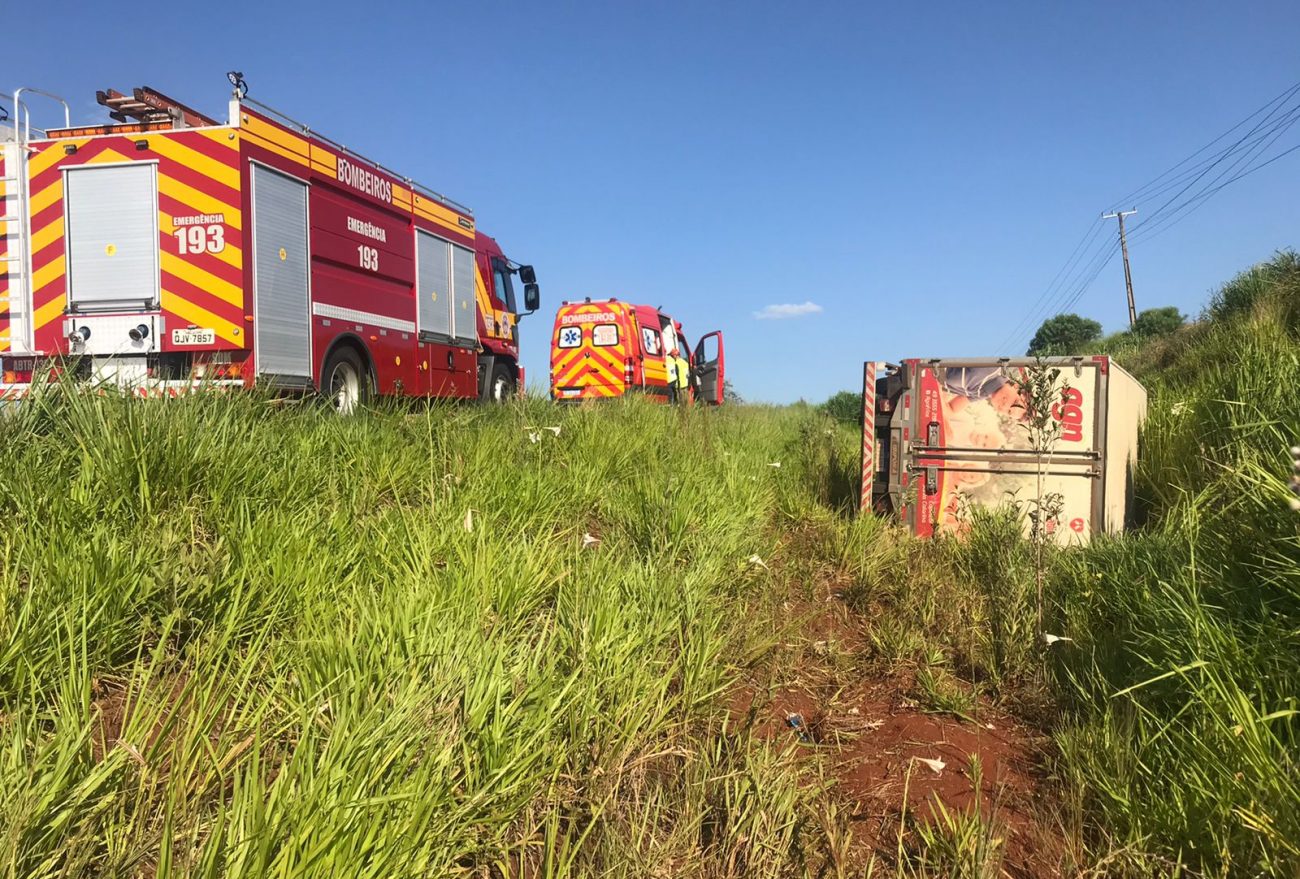 Caminhão sai da pista e tomba na SC-480, em Ipuaçu