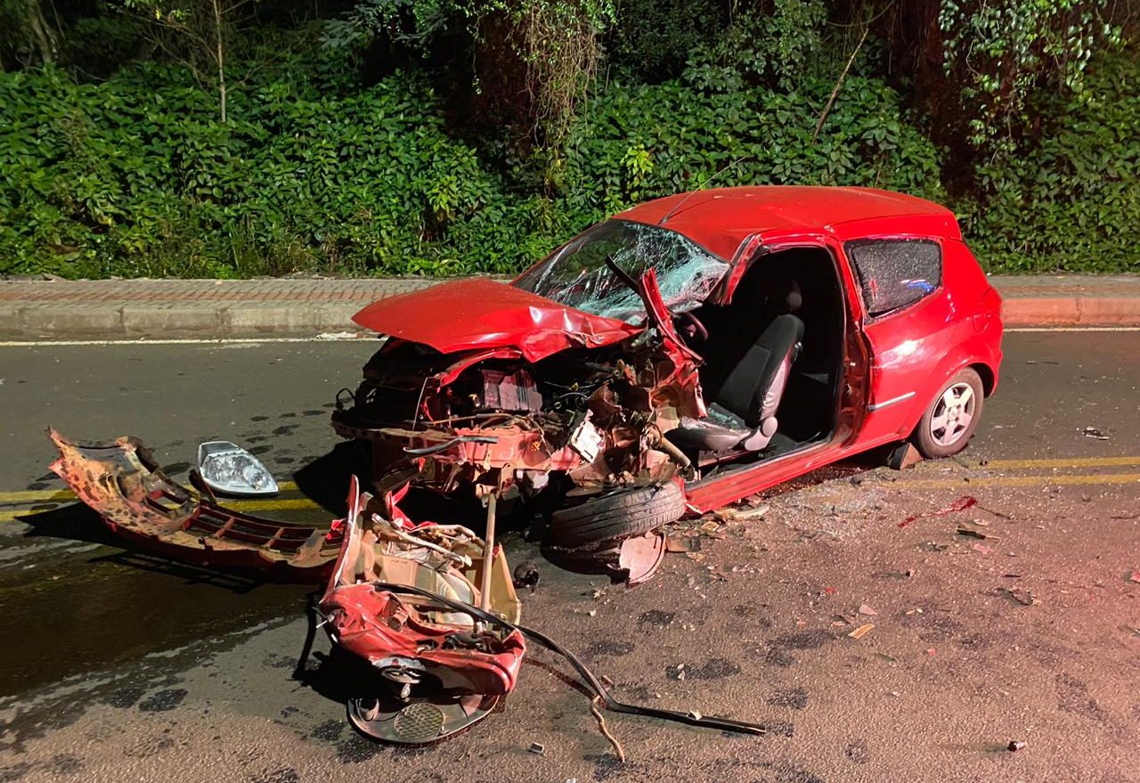 Mulher morre após colisão entre carro e micro-ônibus em Quilombo