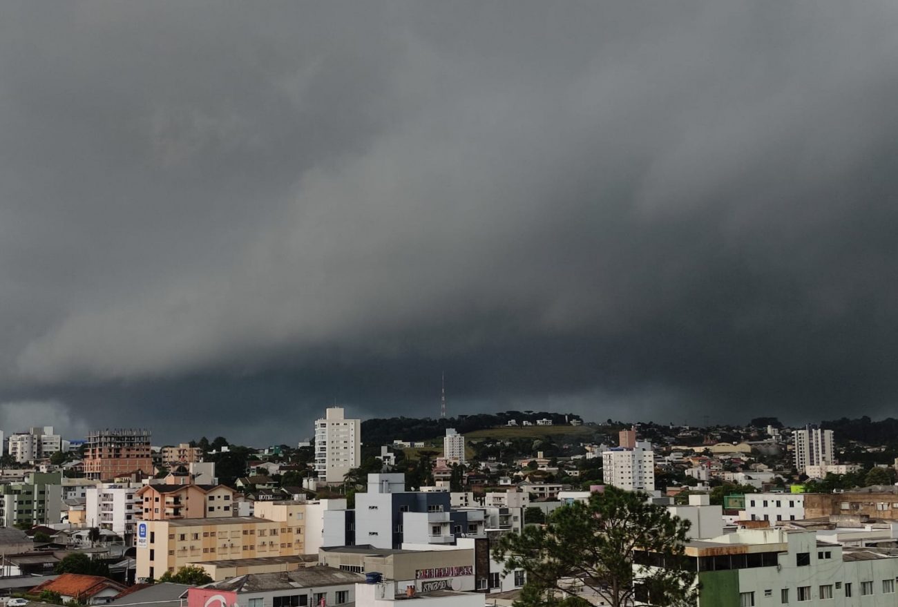 Defesa Civil alerta para risco de chuva intensa e temporal nesta sexta-feira (03)