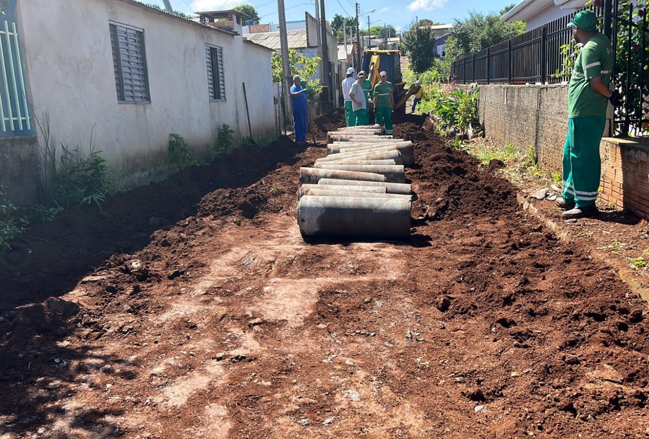 Equipes da prefeitura trabalham na revitalização de rua no Bairro Sufiatti