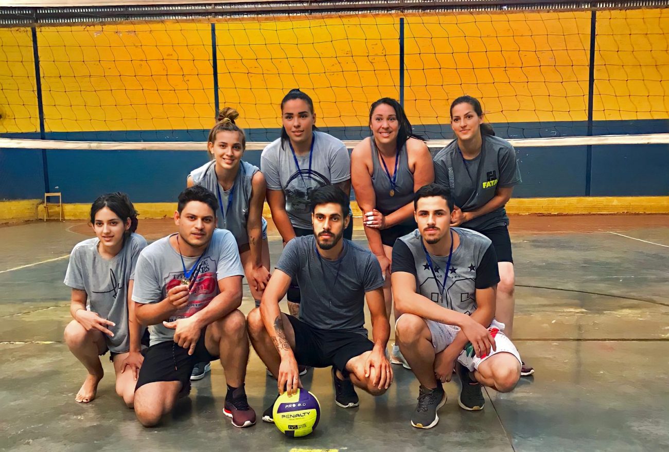 Jovens organizam amistosos de voleibol em Xanxerê