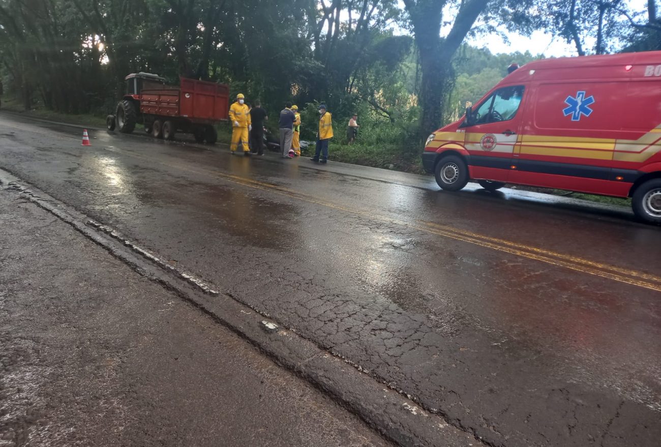 Motociclista morre após colidir em trator na BR-282