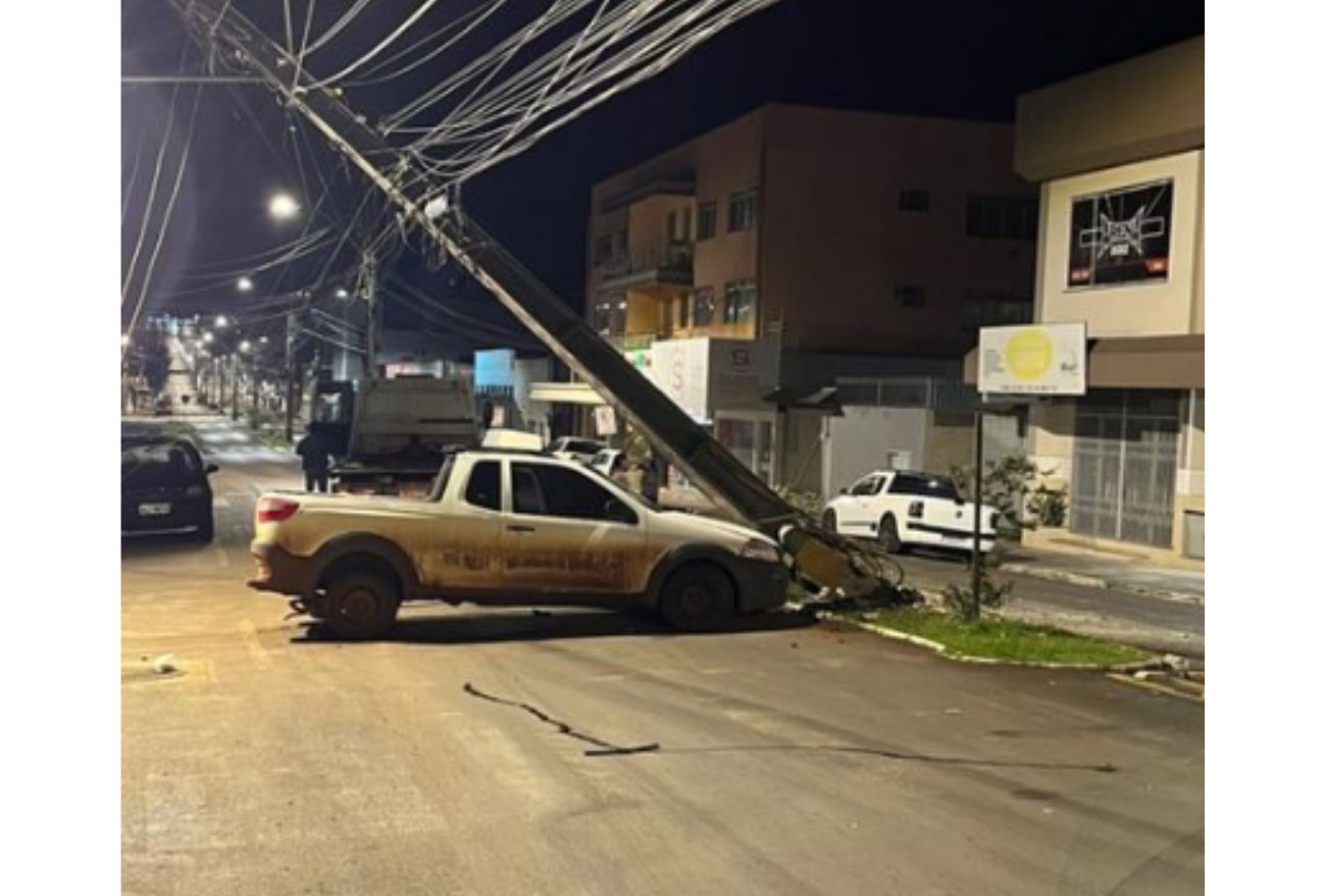 Vídeo: Carro colide em poste e deixa parte de Xanxerê sem energia elétrica