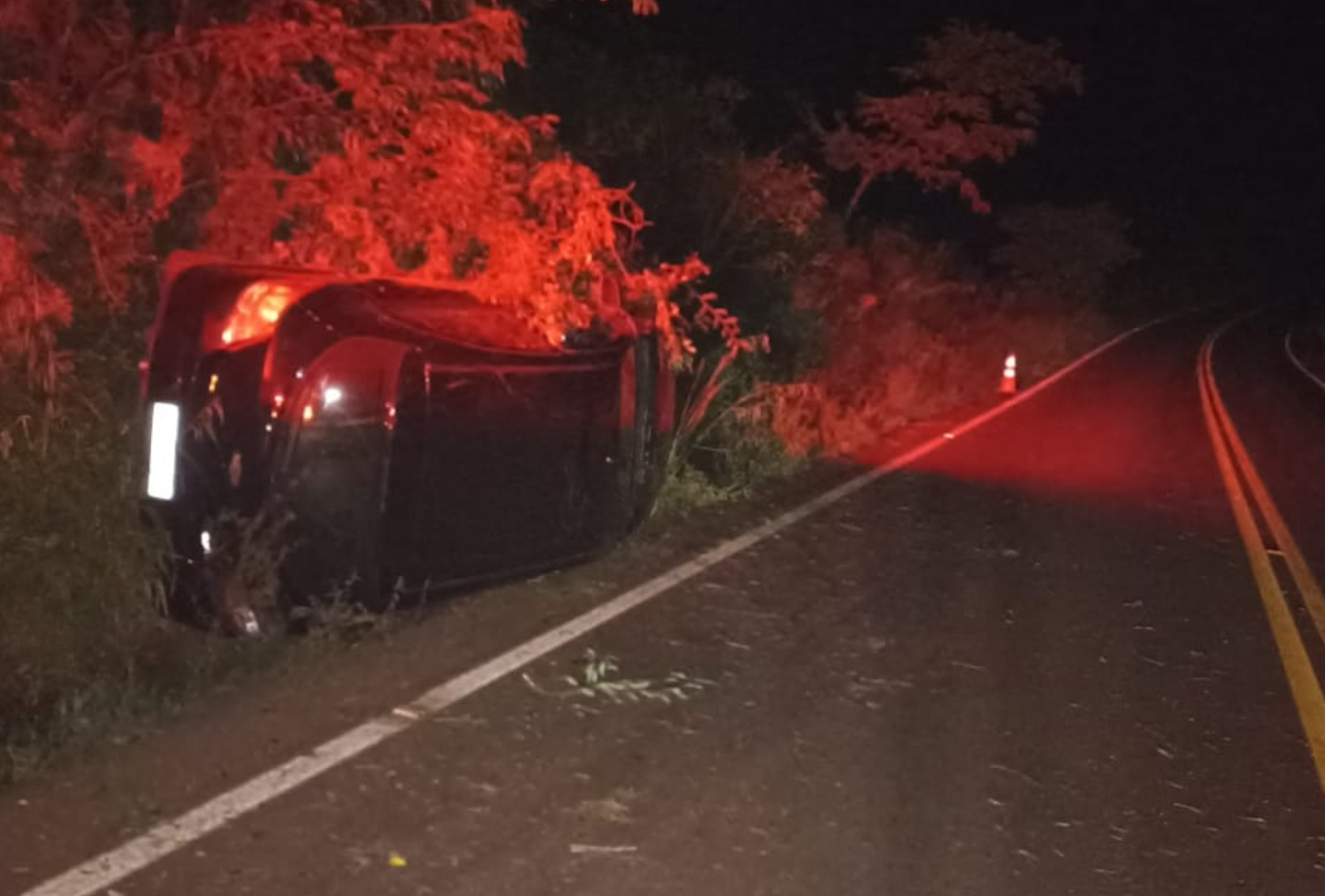 Carro com placas de Xanxerê sai da pista e capota em São Domingos