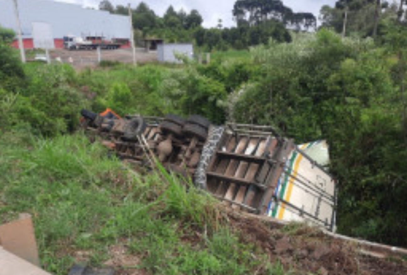 Caminhoneiro do Oeste fica ferido após acidente no RS