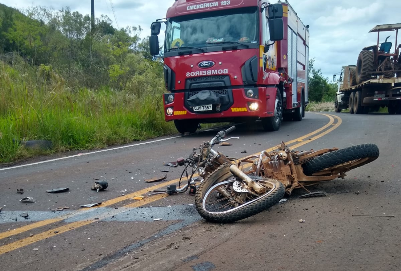 Motociclista morre em colisão com caminhão