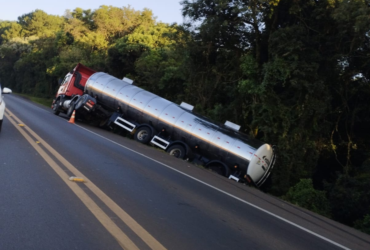 Caminhão sai da pista na BR-282, entre Xanxerê e Faxinal do Guedes