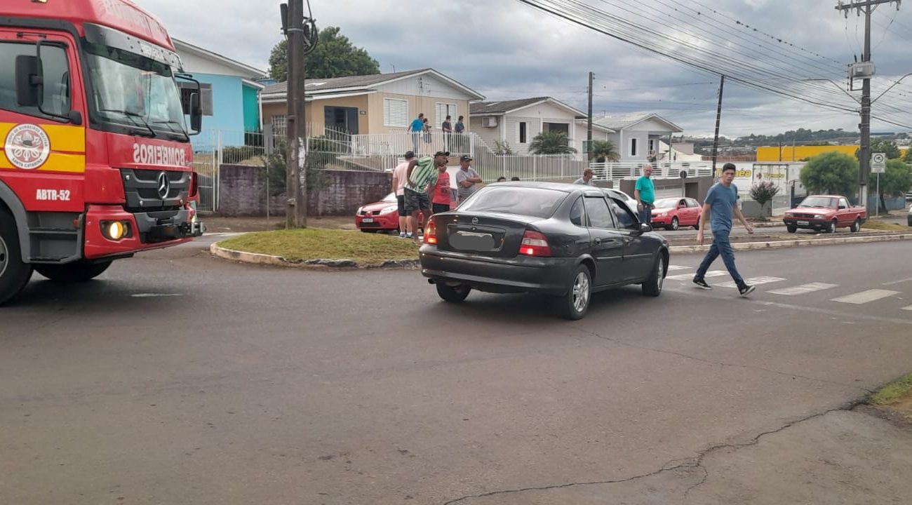 Motociclista de 17 anos fica ferido em acidente de trânsito