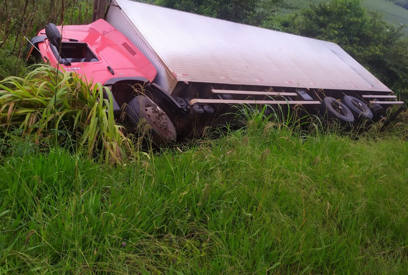 Colisão entre caminhão e carro deixa vítimas feridas no Oeste