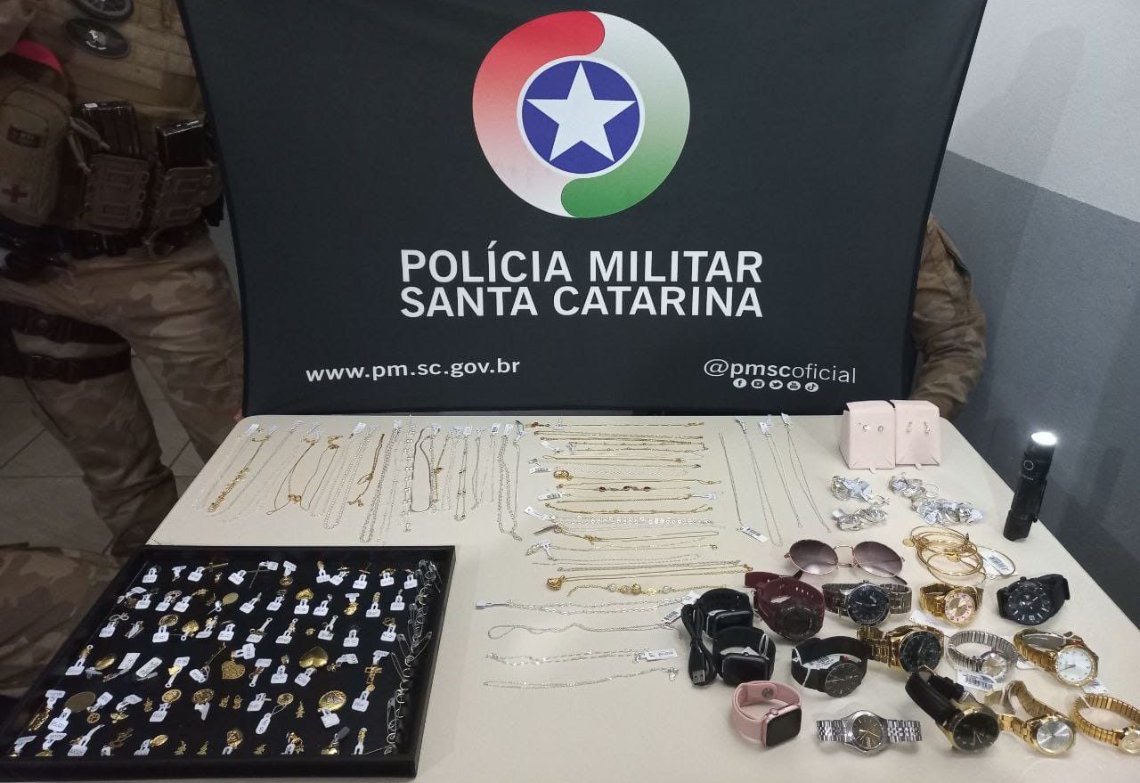 Menor de 17 anos é detido pela PM por roubo à mão armada em relojoaria