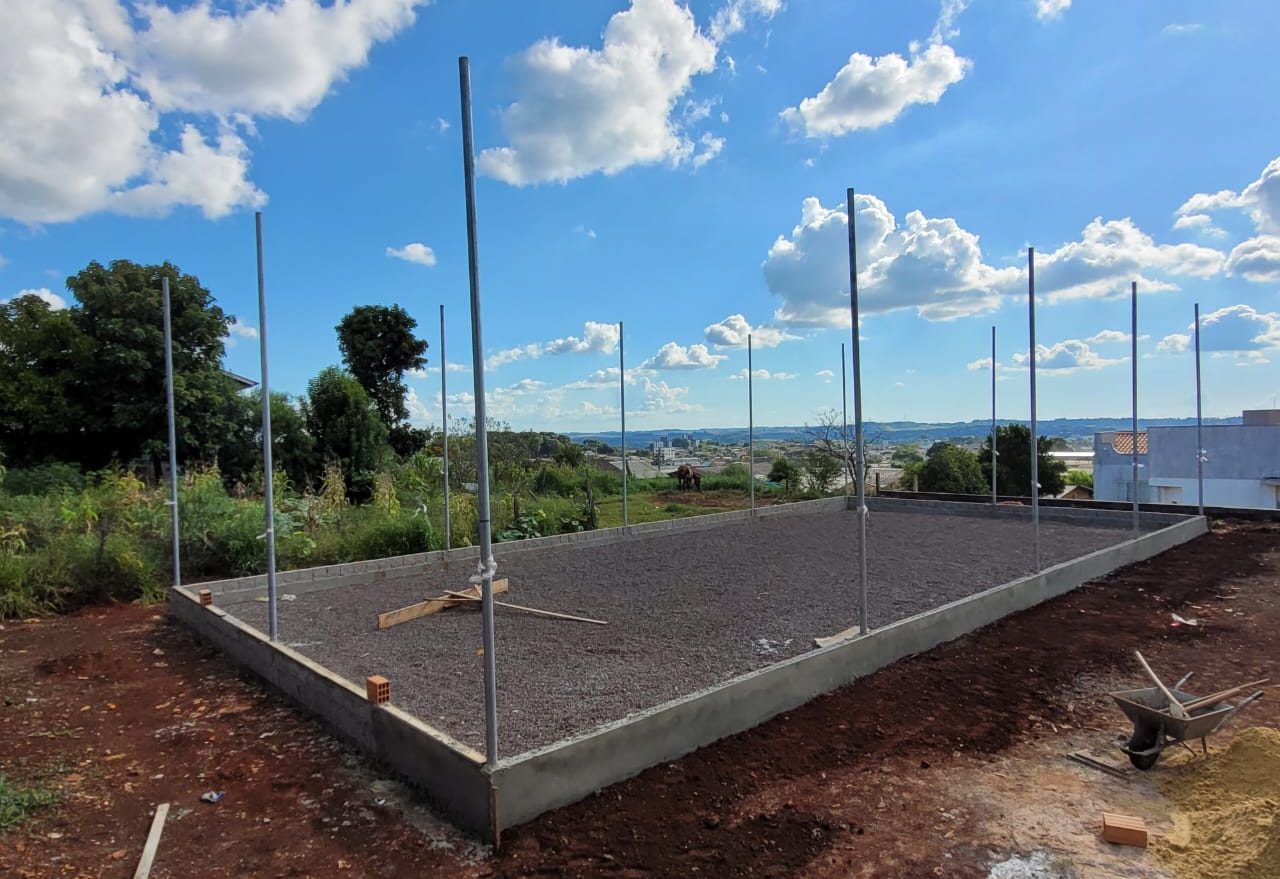 Obras da quadra de areia no bairro Bela Vista seguem em ritmo acelerado