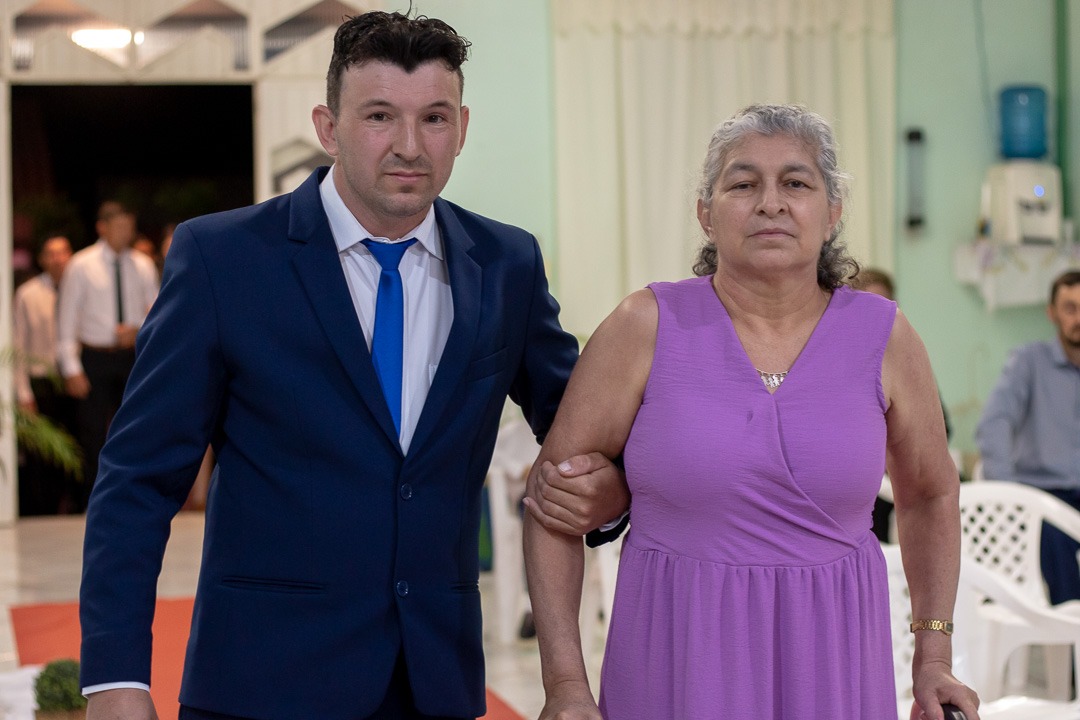 Leads the children “Vaquina” to pay for the surgery and the mother to walk again