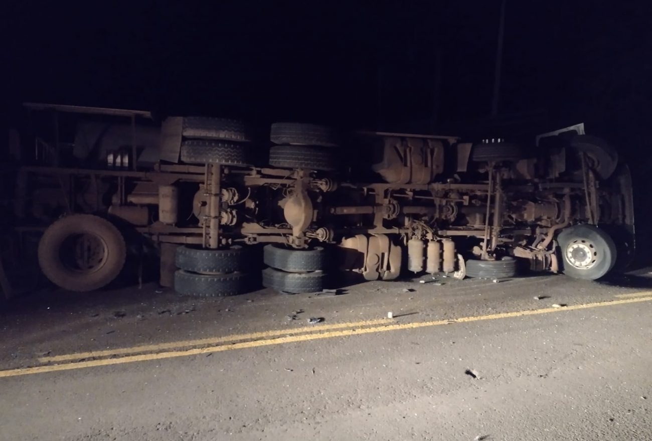 Duas pessoas ficam feridas em tombamento de carreta no Oeste