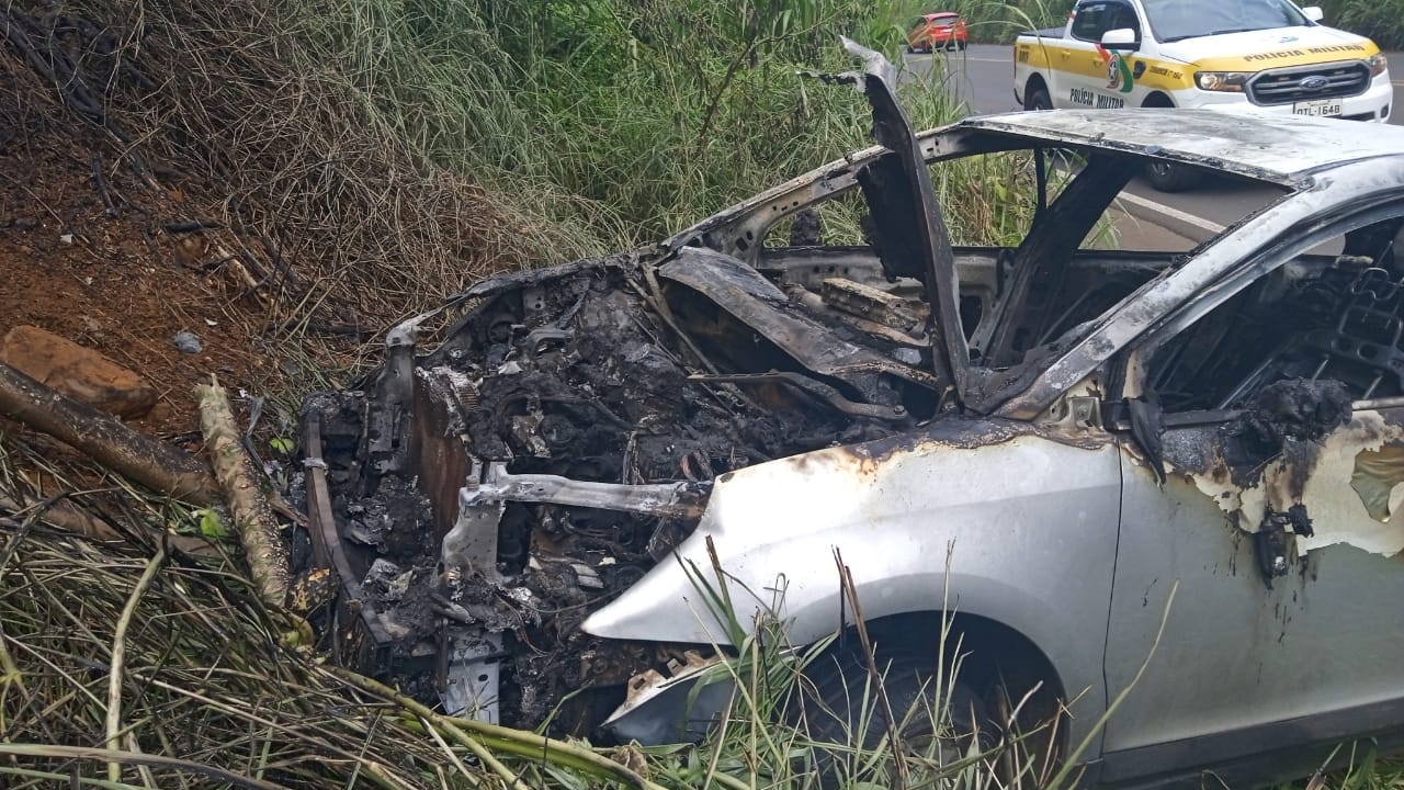 Carro sai da pista, bate em barranco e pega fogo, no Oeste