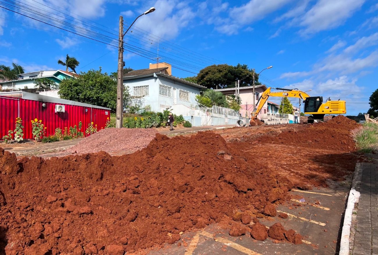 Obras De Drenagem Pluvial Estão Sendo Realizadas Na Rua Irmão Inocêncio