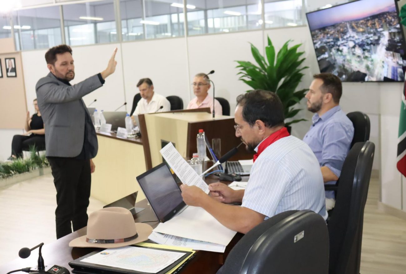 Com a posse de mais um suplente câmara tem primeira sessão do mês de abril