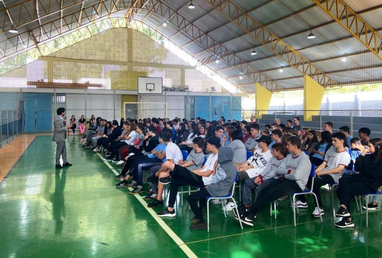 Procurador Geral do Município conversa com alunos das EMEB Aparecida sobre uso consciente das mídias