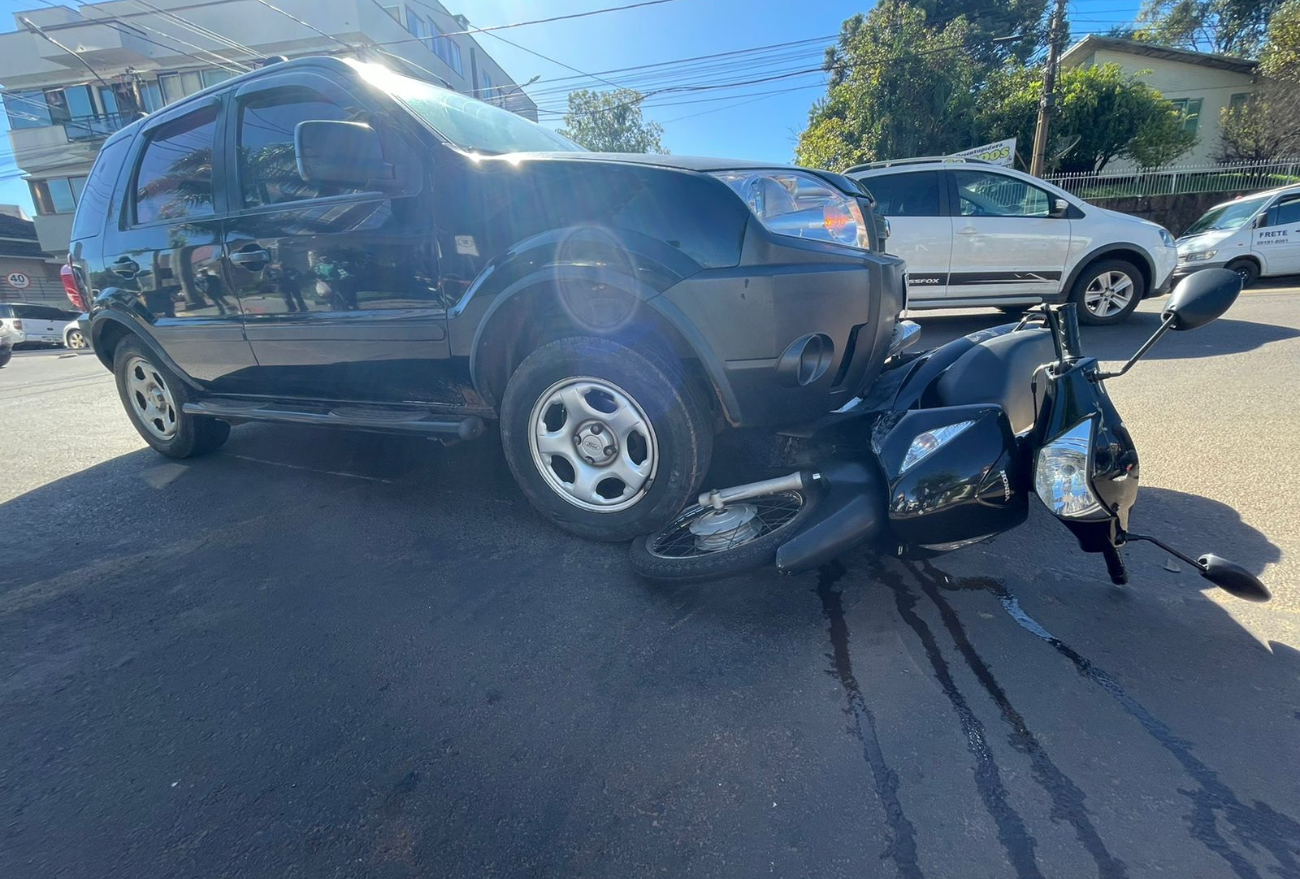 Acidente entre carro e moto deixa vítima ferida, em Xanxerê