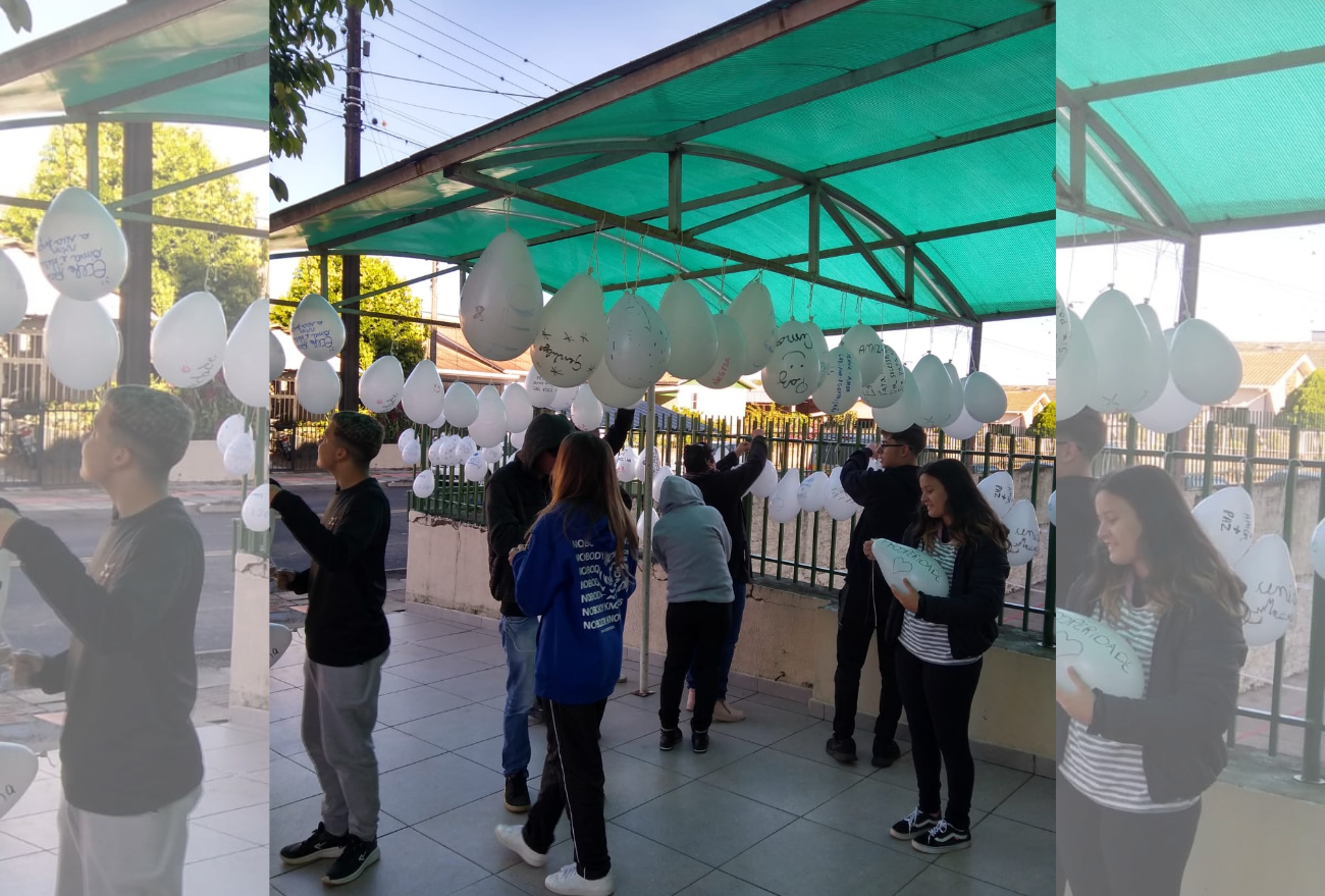 Alunos e professores da Escola Iracy Tonello de Xanxerê realizam momento de reflexão