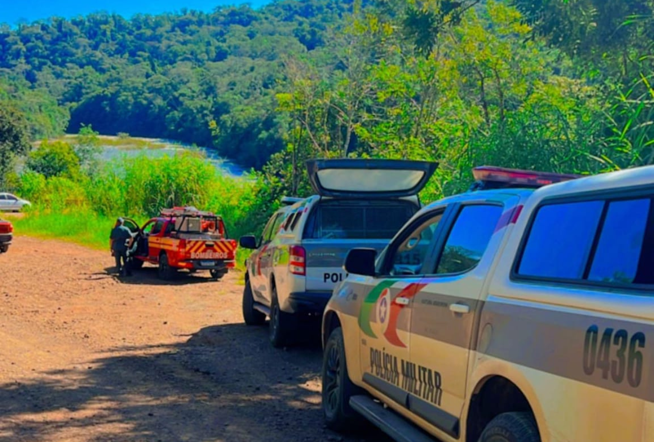 Homem achado morto em rio foi vítima de latrocínio, em Entre Rios