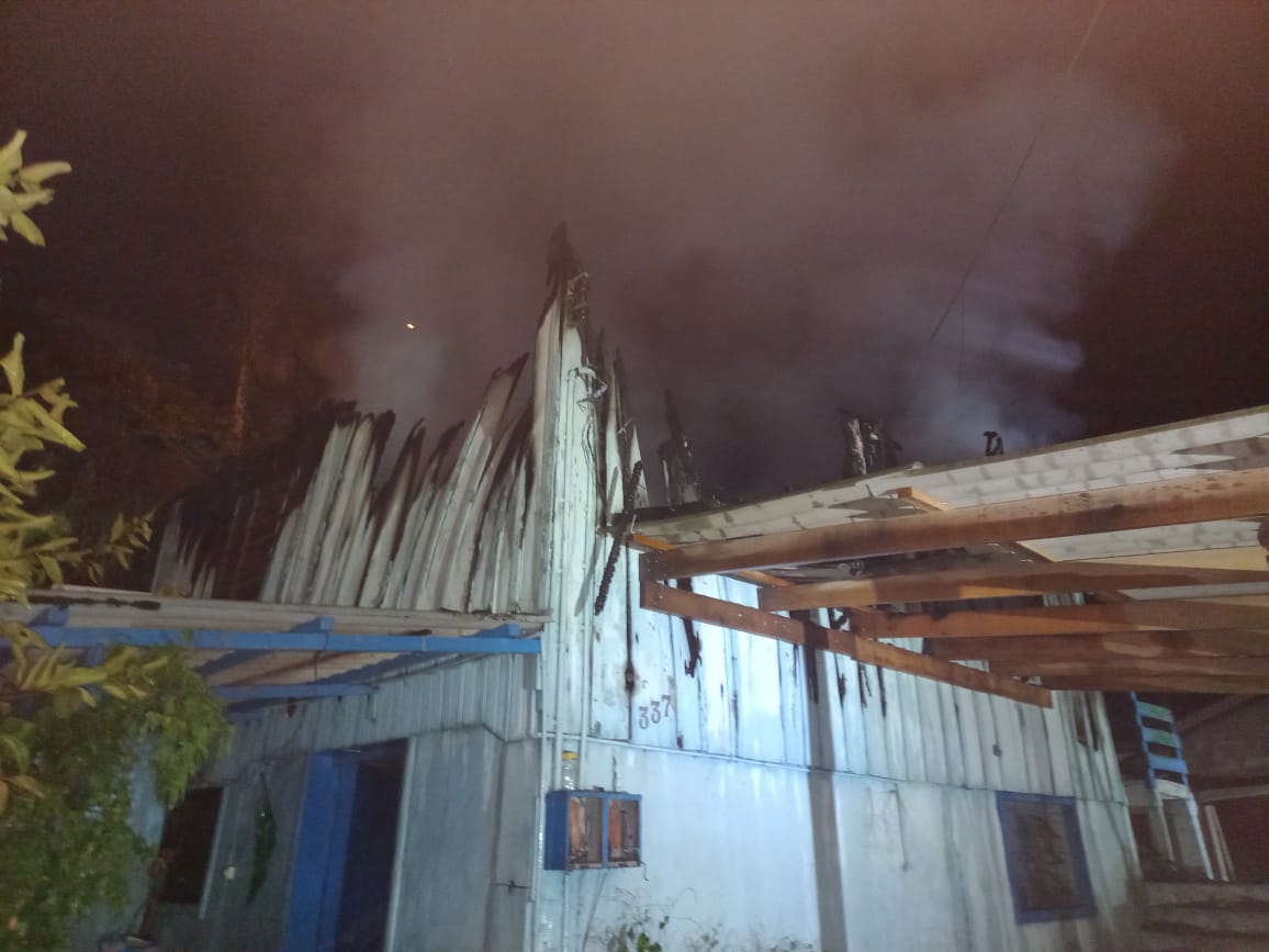 Incêndio deixa residência destruída no Oeste