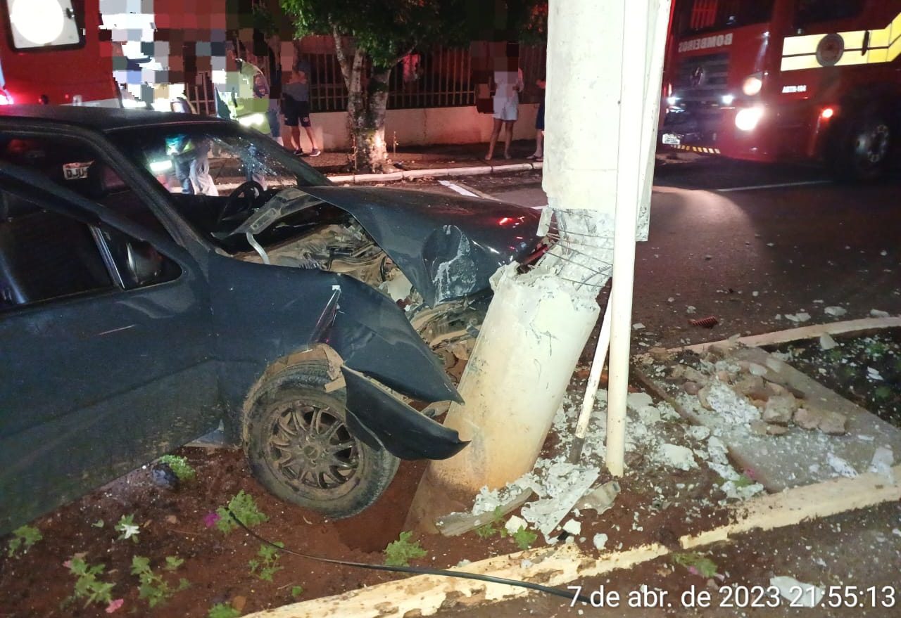 Duas pessoas ficam feridas após veículo colidir em poste