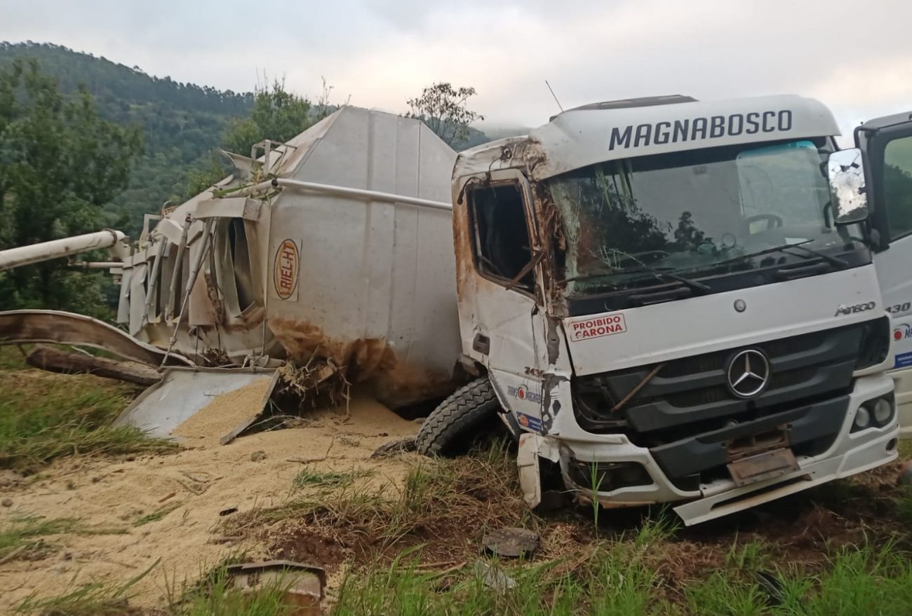 Fotos: Capotamento de caminhão graneleiro é registrado no interior de Seara