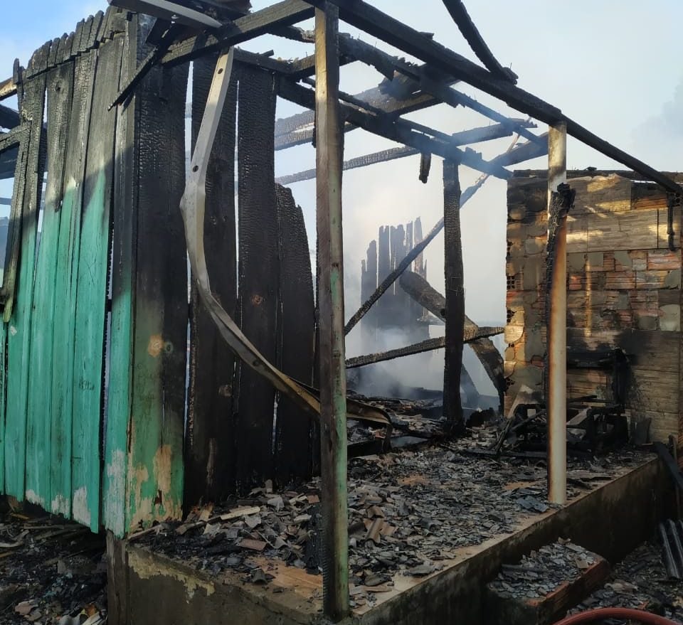 Incêndio deixa residência destruída, em Ponte Serrada