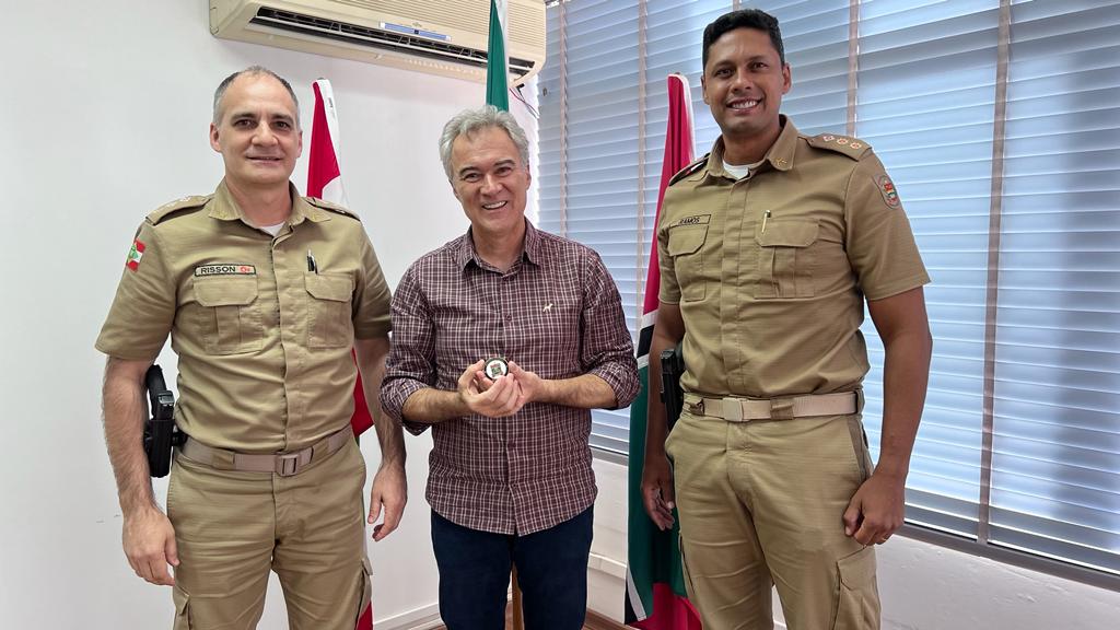 Prefeito de Xanxerê recebe do 30º Batalhão de Polícia Militar moeda “Challenge Coins”