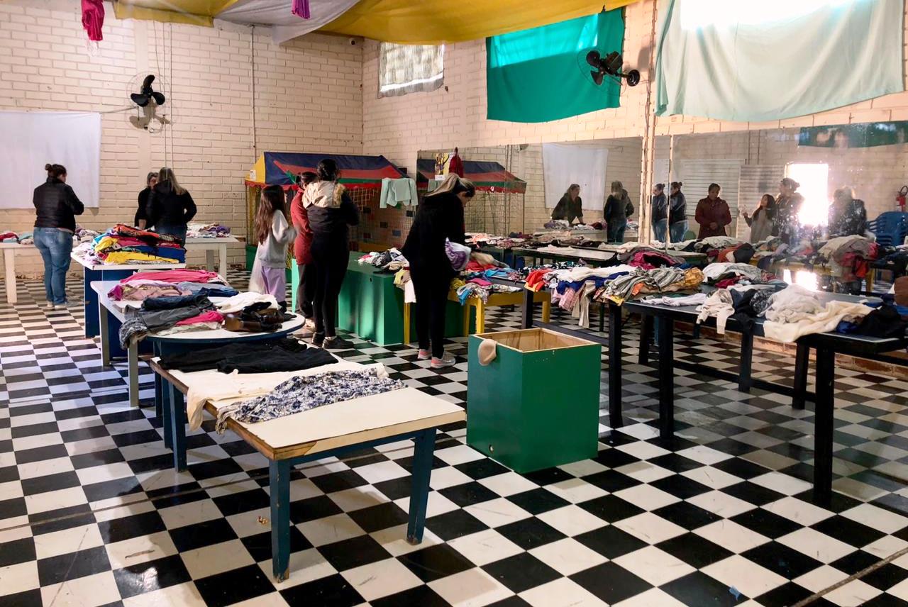 Secretaria de Assistência Social realiza bazar de roupas nos serviços de convivência