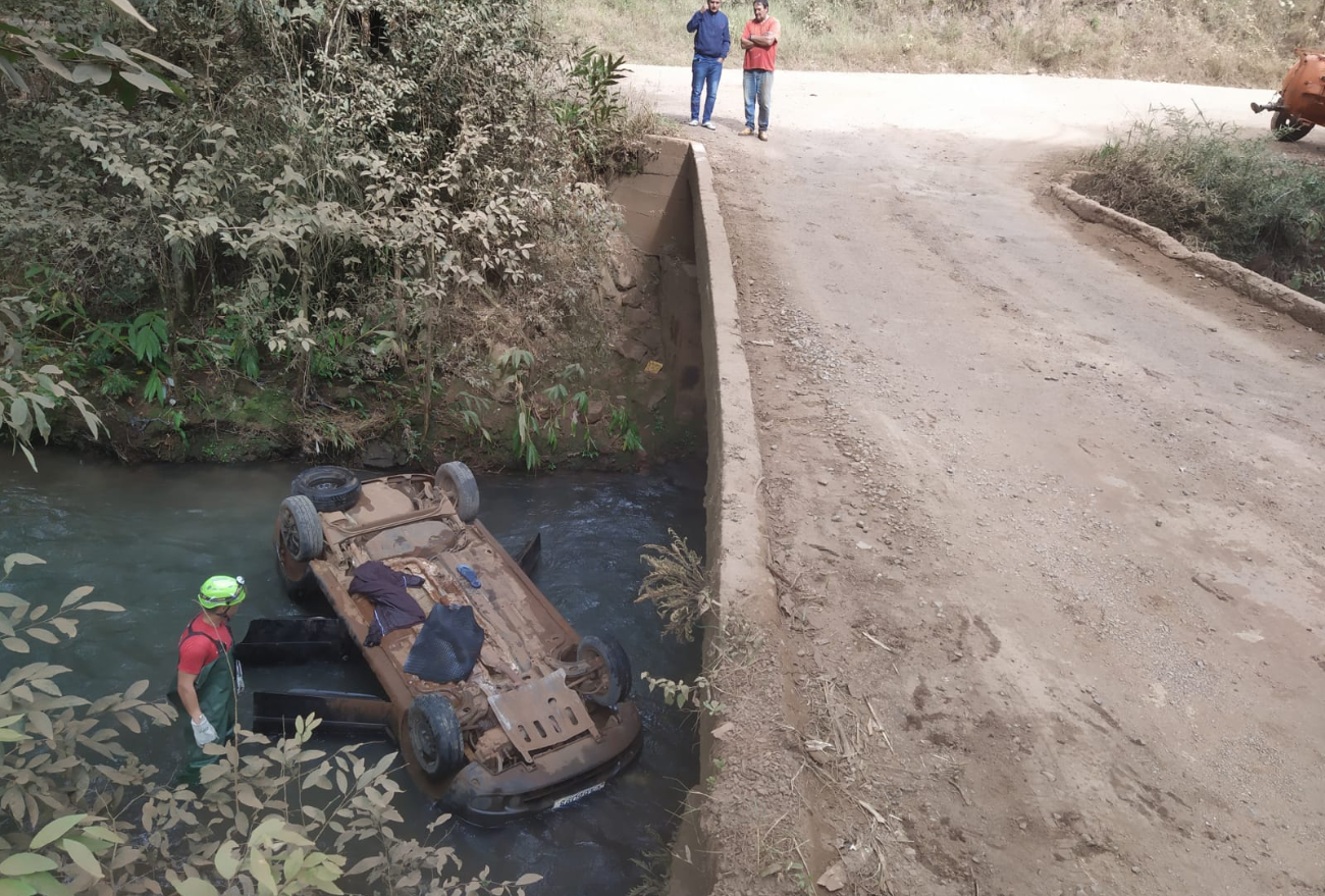 Saída de pista seguida de capotamento dentro de rio, deixa feridos em Xanxerê