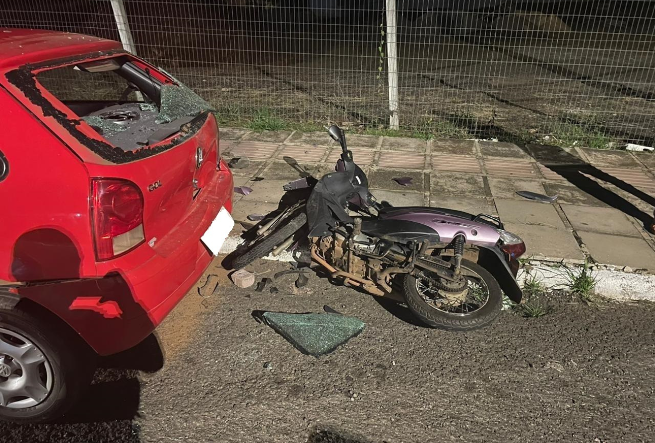 Motociclista fica ferida após perder controle e colidir em veículo estacionado, em Xanxerê