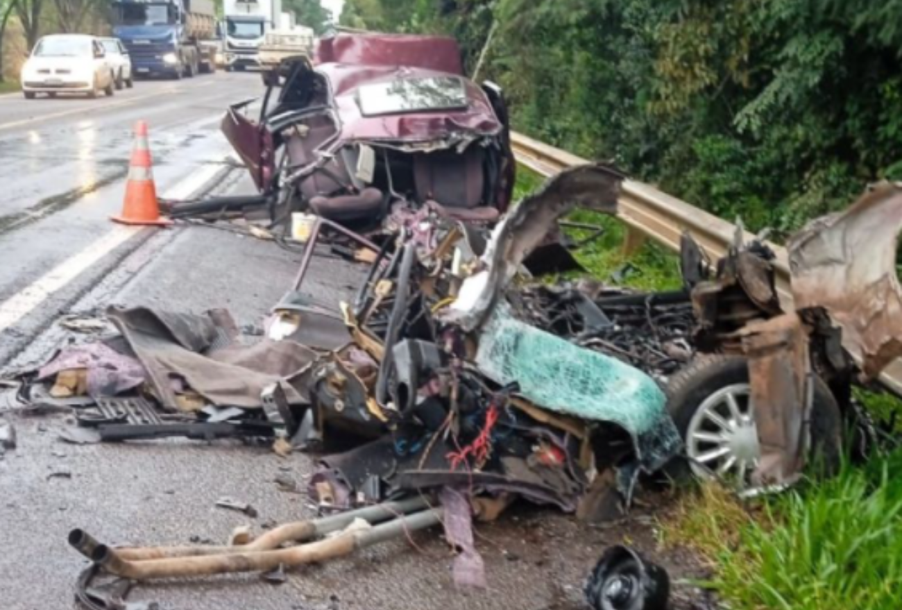 Três pessoas ficam feridas em grave colisão na BR-282 entre Maravilha e Pinhalzinho